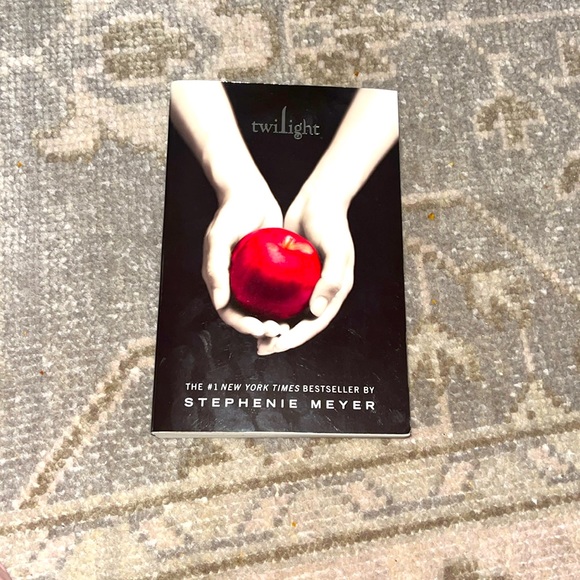 Twilight Saga Book 1 Paperback by Stephanie Meyer w/ Original Cover - Picture 1 of 3